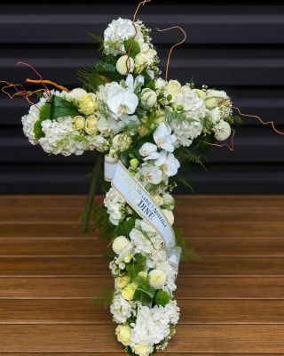 Grande gerbe funéraire élégante avec des roses blanches, des hortensias verts, des gerberas roses et un feuillage raffiné, conçue dans le Pays de Gex