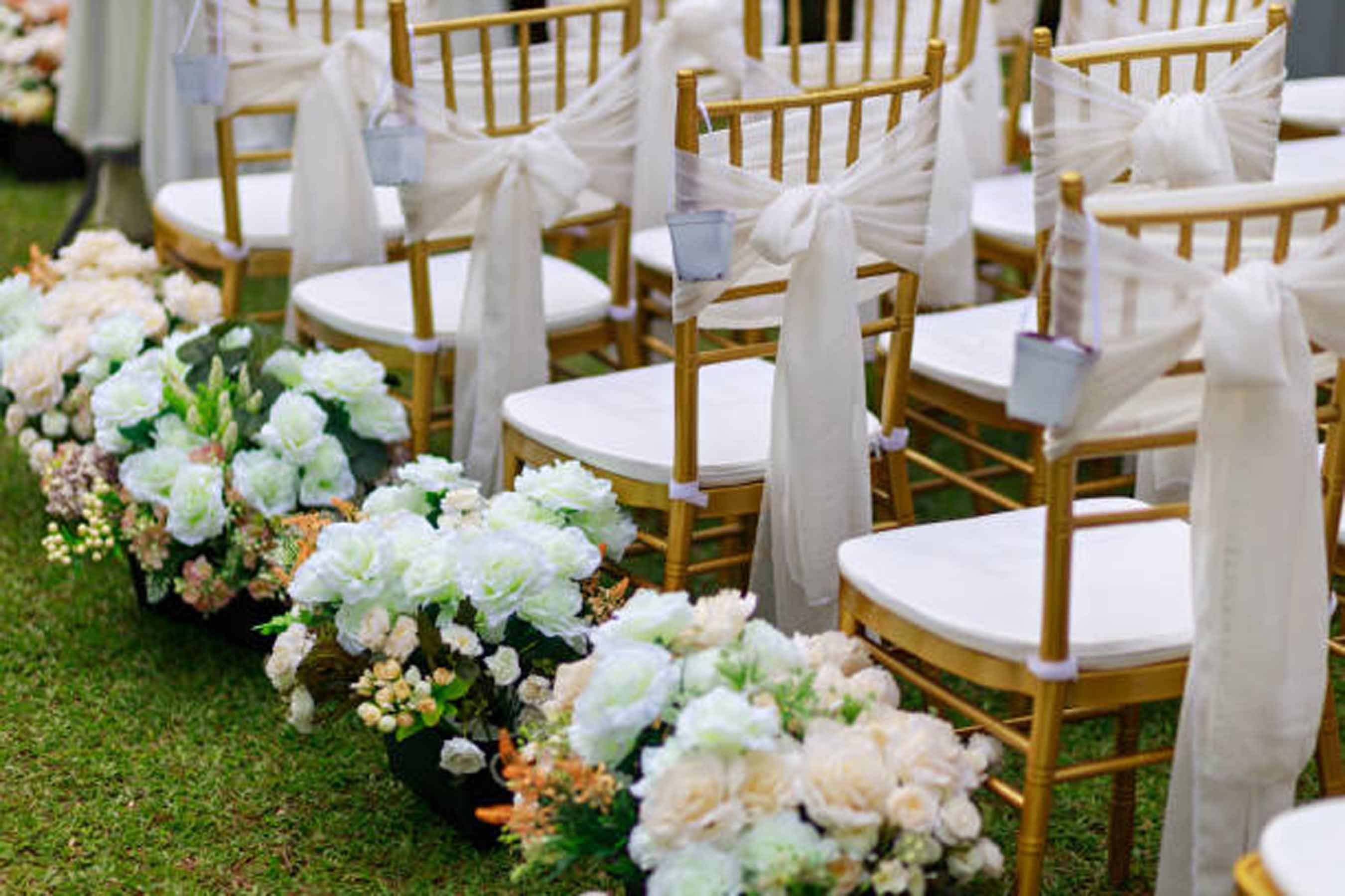 Grande gerbe funéraire élégante avec des roses blanches, des hortensias verts, des gerberas roses et un feuillage raffiné, conçue dans le Pays de Gex