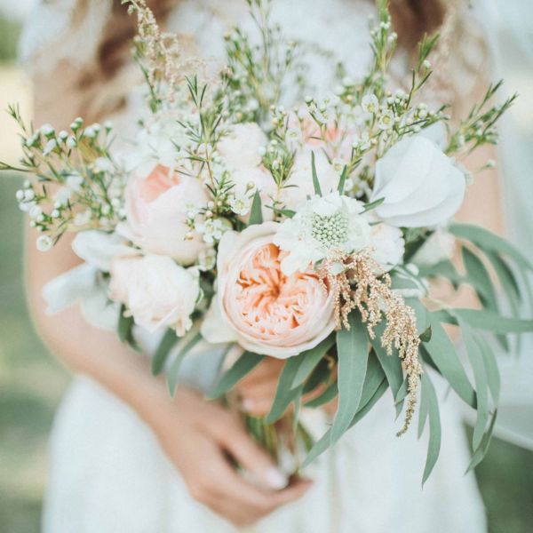 Grande gerbe funéraire élégante avec des roses blanches, des hortensias verts, des gerberas roses et un feuillage raffiné, conçue dans le Pays de Gex