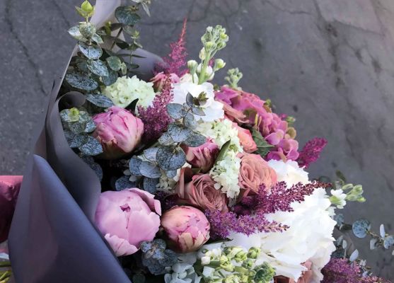 Bouquet élégant de fleurs colorées comprenant pivoines, roses et feuillage, réalisé par un artisan fleuriste dans le Pays de Gex