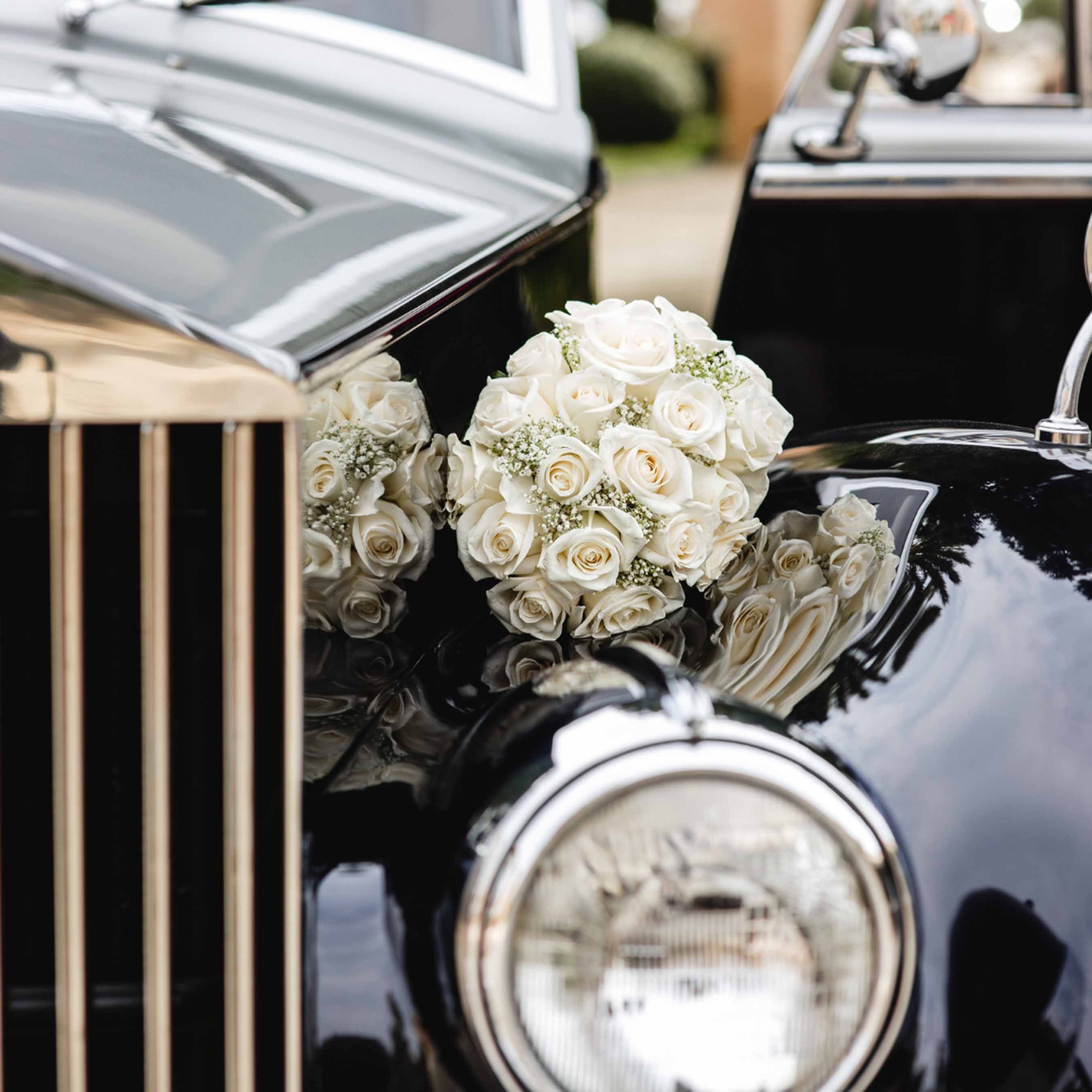 Grande gerbe funéraire élégante avec des roses blanches, des hortensias verts, des gerberas roses et un feuillage raffiné, conçue dans le Pays de Gex