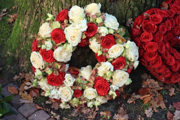 Bouquet élégant de fleurs colorées comprenant pivoines, roses et feuillage, réalisé par un artisan fleuriste dans le Pays de Gex