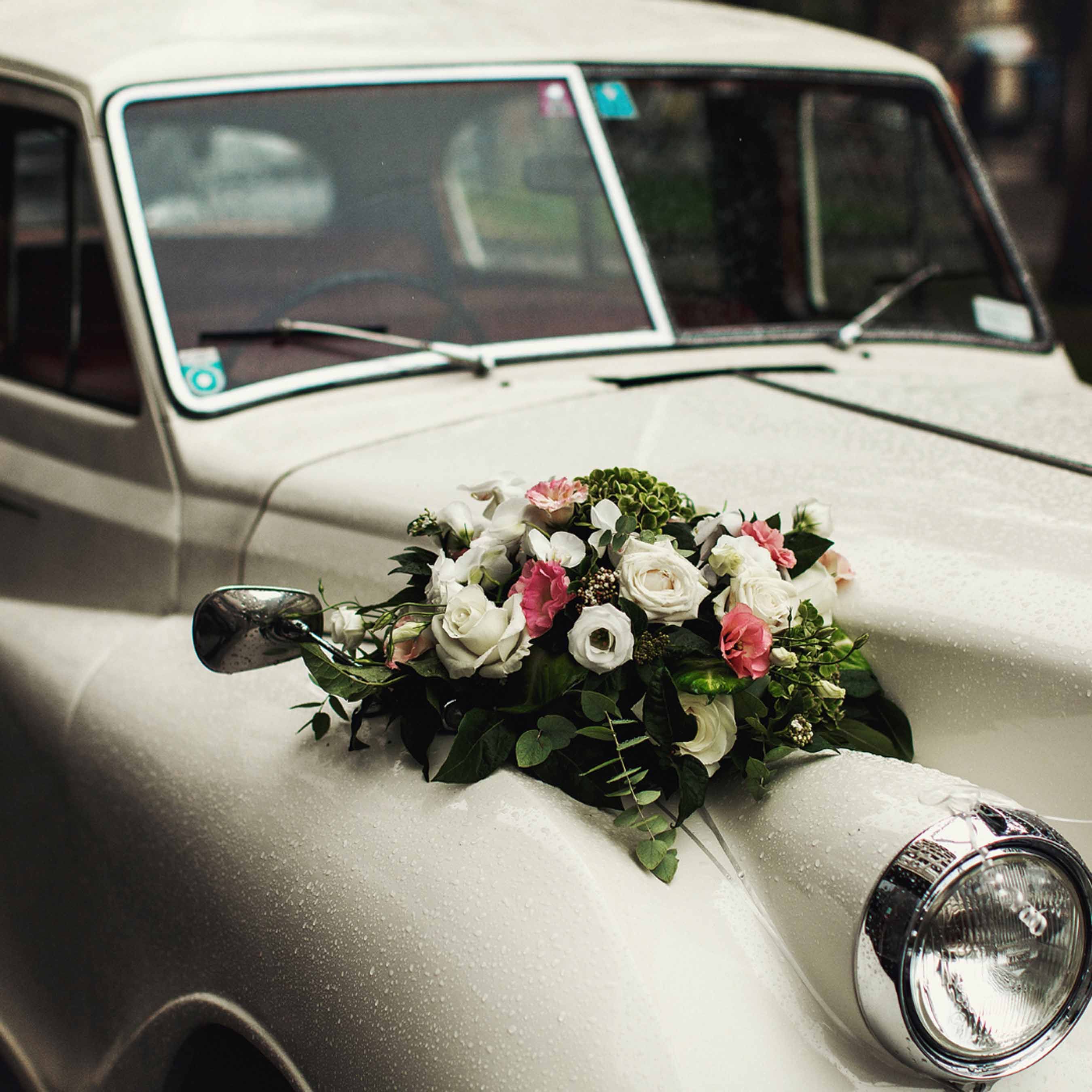 Grande gerbe funéraire élégante avec des roses blanches, des hortensias verts, des gerberas roses et un feuillage raffiné, conçue dans le Pays de Gex