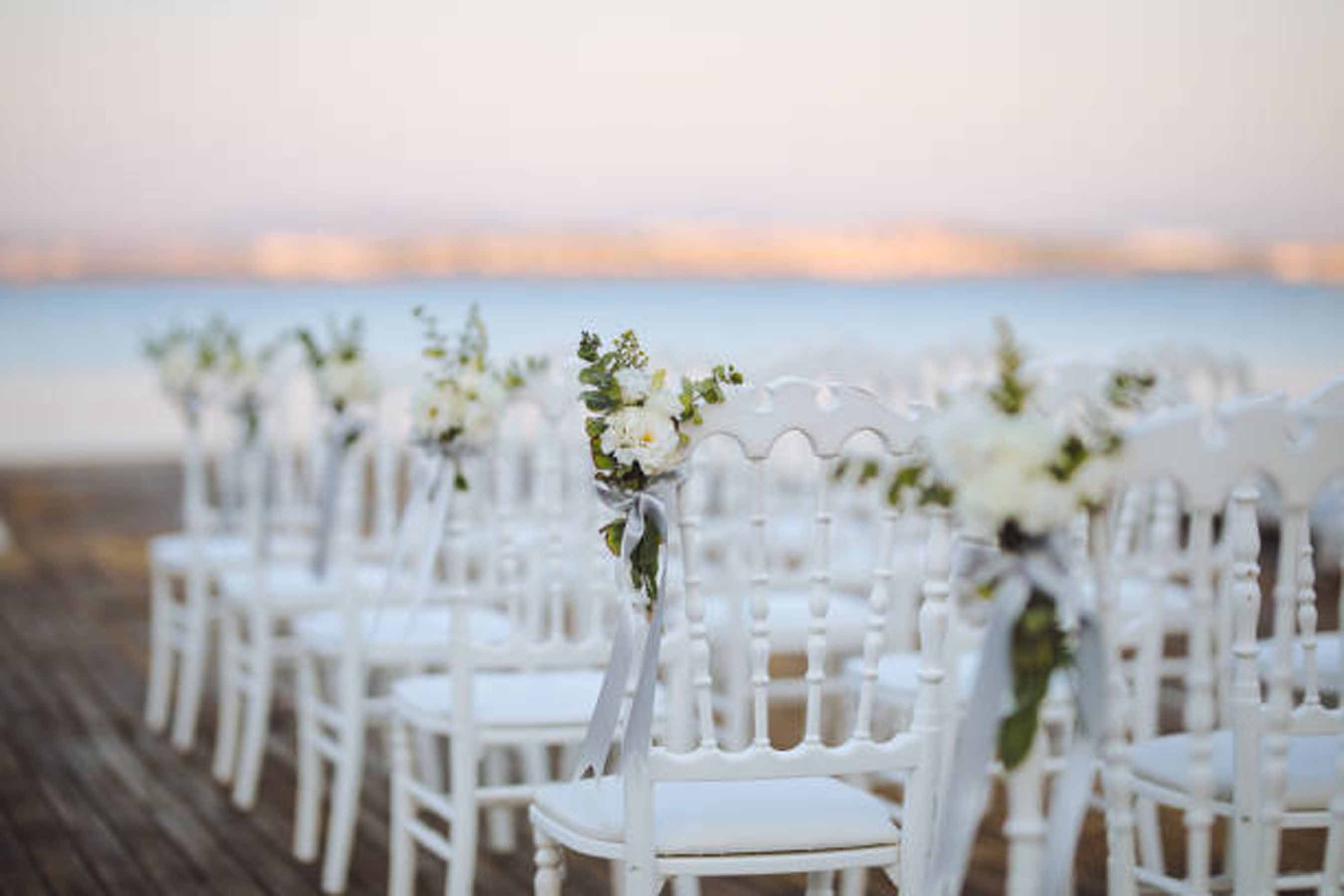 Grande gerbe funéraire élégante avec des roses blanches, des hortensias verts, des gerberas roses et un feuillage raffiné, conçue dans le Pays de Gex