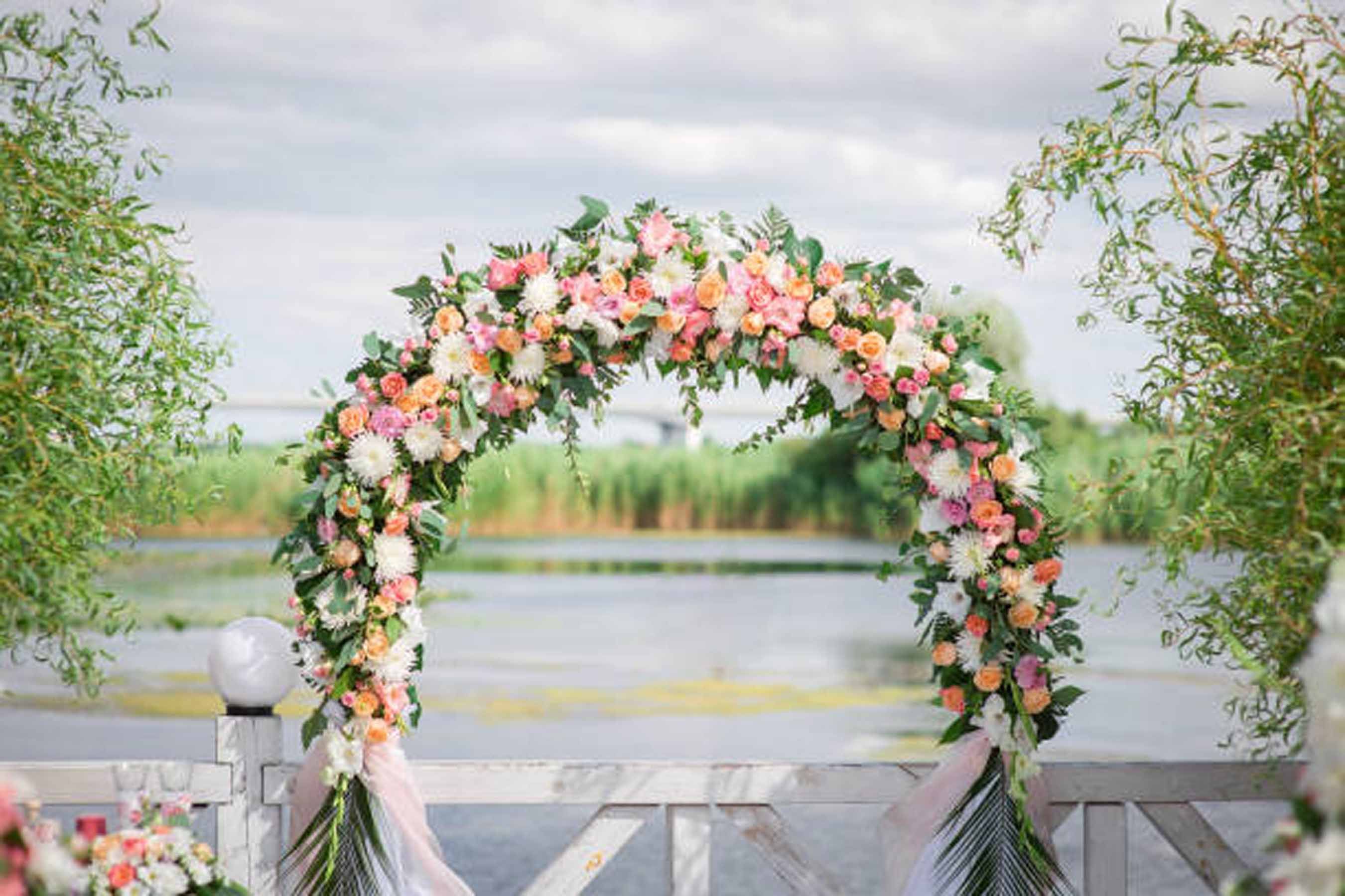 Grande gerbe funéraire élégante avec des roses blanches, des hortensias verts, des gerberas roses et un feuillage raffiné, conçue dans le Pays de Gex