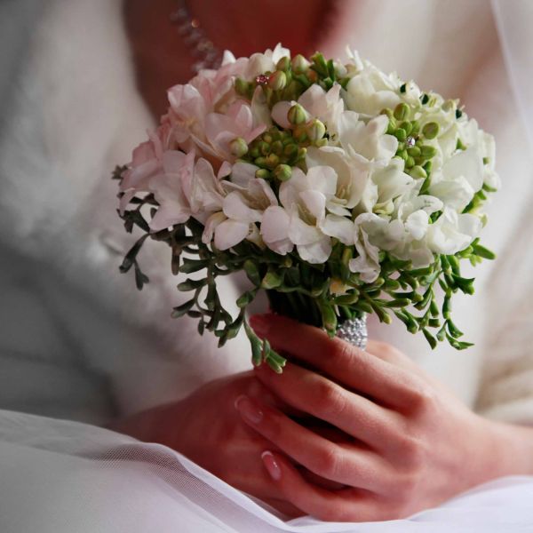 Grande gerbe funéraire élégante avec des roses blanches, des hortensias verts, des gerberas roses et un feuillage raffiné, conçue dans le Pays de Gex